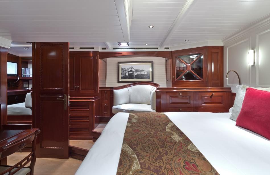 Yacht Rainbow